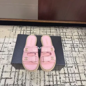 '- 26P Spring/Summer New Chanel Small Fragrance Chain Edge Double C Water Diamond Button Cool Slippers Magic