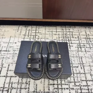 '- 26P Spring/Summer New Chanel Small Fragrance Chain Edge Double C Water Diamond Button Cool Slippers Magic