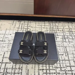 '- 26P Spring/Summer New Chanel Small Fragrance Chain Edge Double C Water Diamond Button Cool Slippers Magic