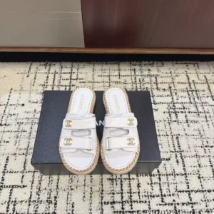 '- 26P Spring/Summer New Chanel Small Fragrance Chain Edge Double C Water Diamond Button Cool Slippers Magic