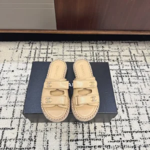 '- 26P Spring/Summer New Chanel Small Fragrance Chain Edge Double C Water Diamond Button Cool Slippers Magic