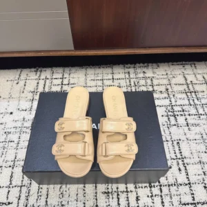 '-
26P Spring/Summer New Chanel Xiaoxiang Classic Double C Water Diamond Button Cool Slippers Magic