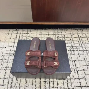 '-
26P Spring/Summer New Chanel Xiaoxiang Classic Double C Water Diamond Button Cool Slippers Magic