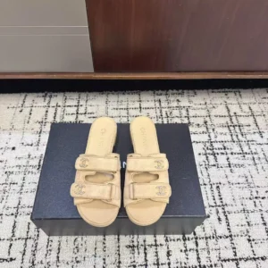 '- 26P Spring/Summer New Chanel Xiaoxiang Classic Double C Water Diamond Button Cool Slippers Magic