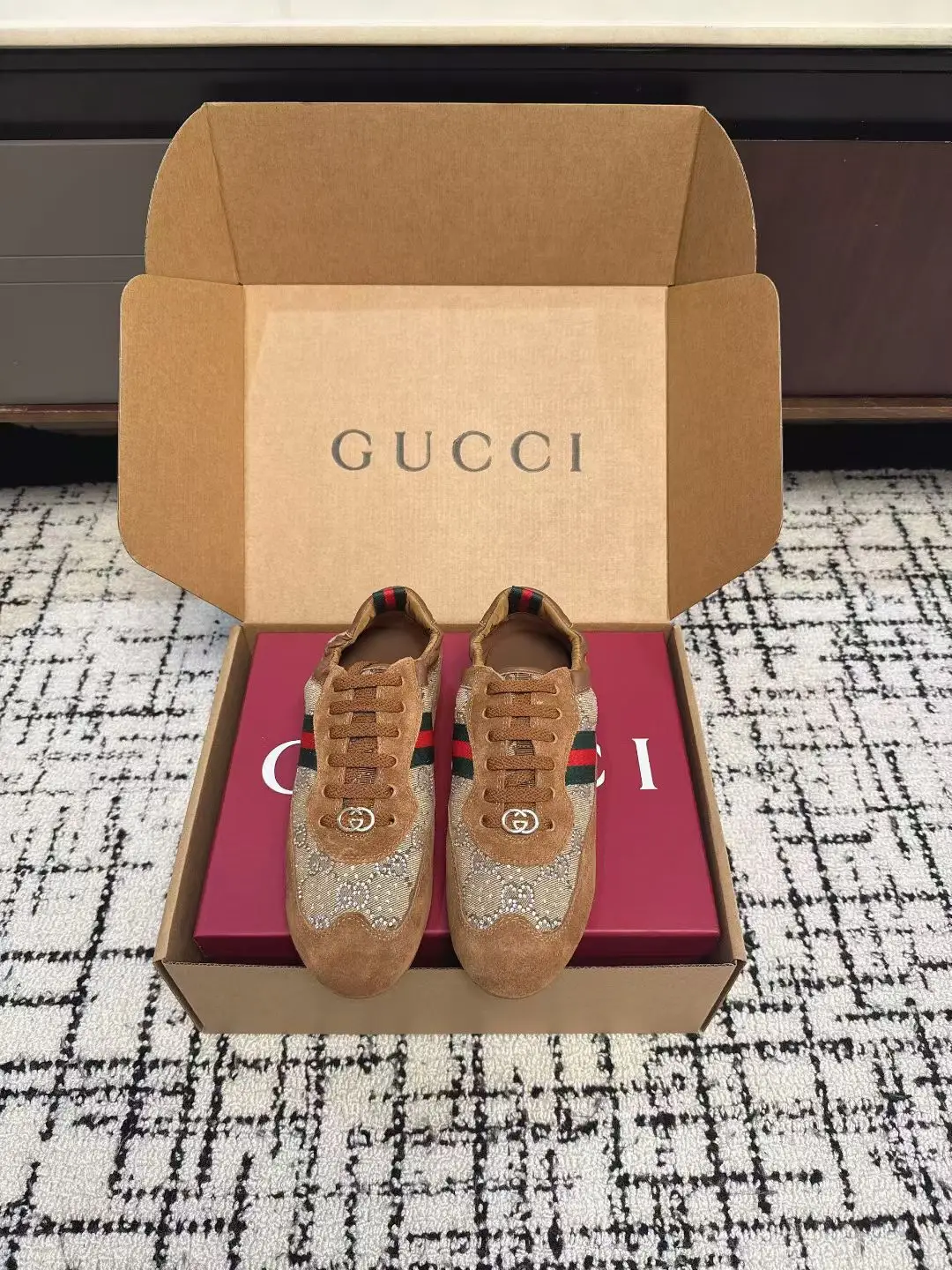 280 men, 10 (with airplane) ✈️ Box)
Gucci Shift Series