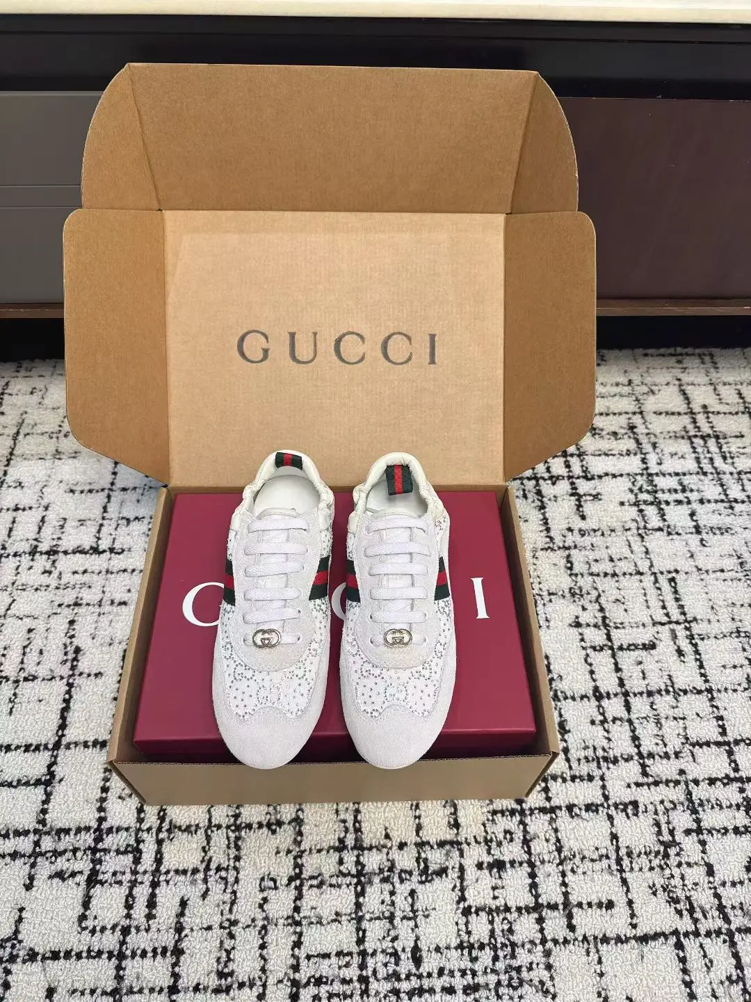 280 men, 10 (with airplane) ✈️ Box)
Gucci Shift Series