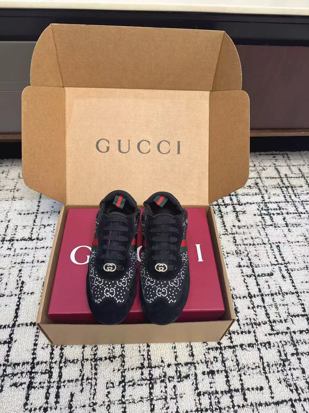 280 men, 10 (with airplane) ✈️ Box)
Gucci Shift Series