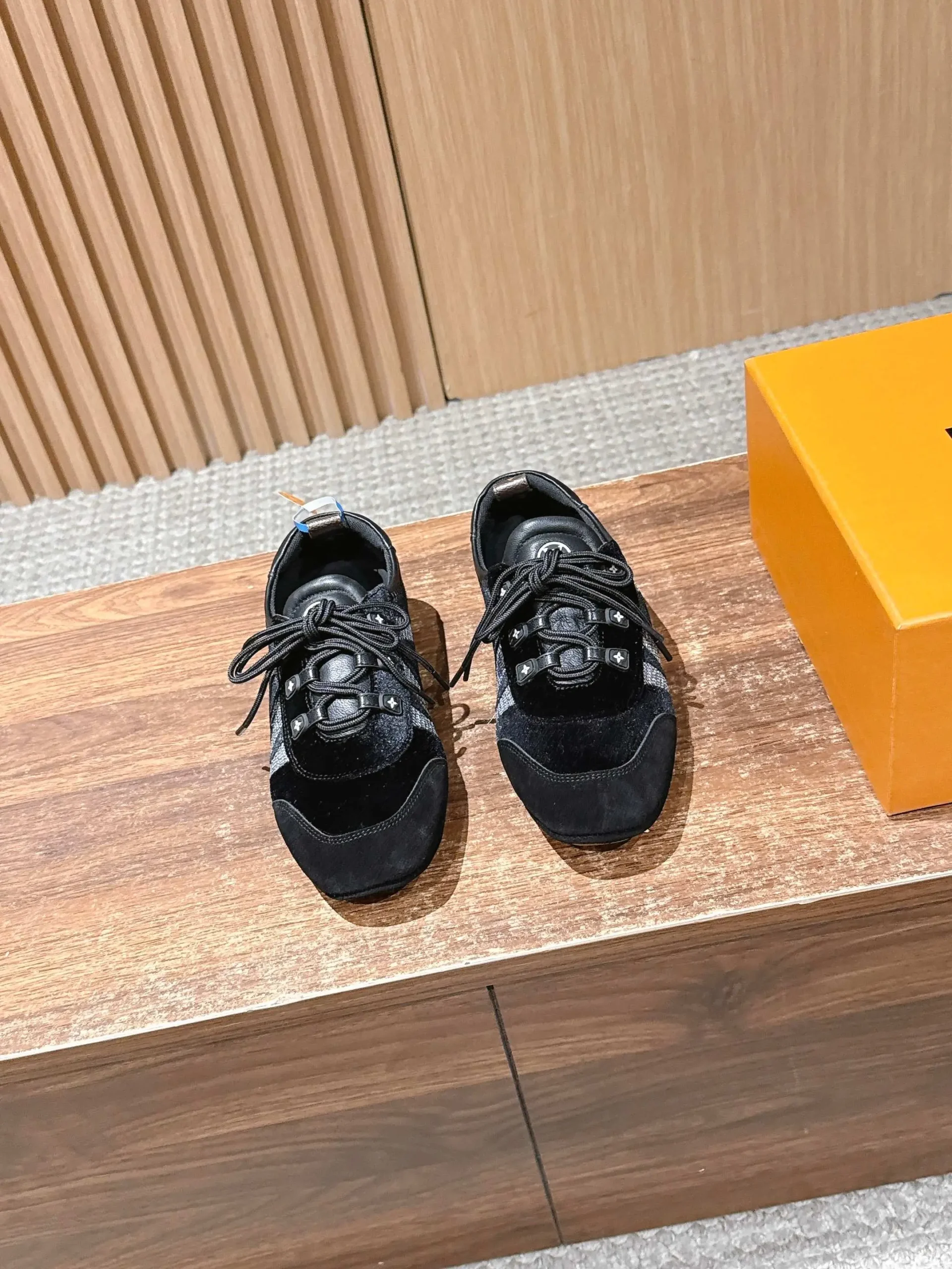Purchasing grade 350 LOUIS VUITTON ☑️ Donkey brand sports shoes nearby