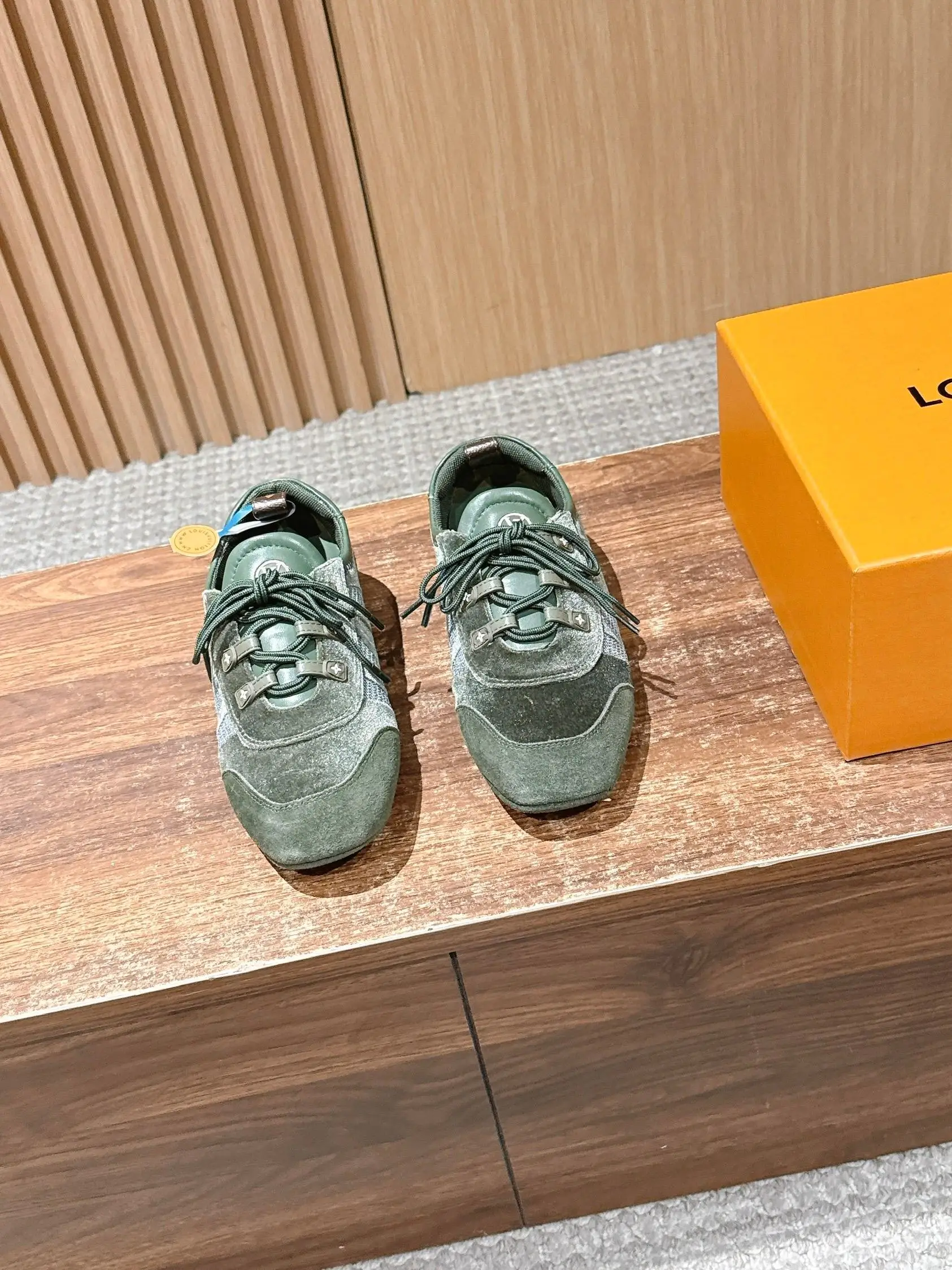 Purchasing grade 350 LOUIS VUITTON ☑️ Donkey brand sports shoes nearby