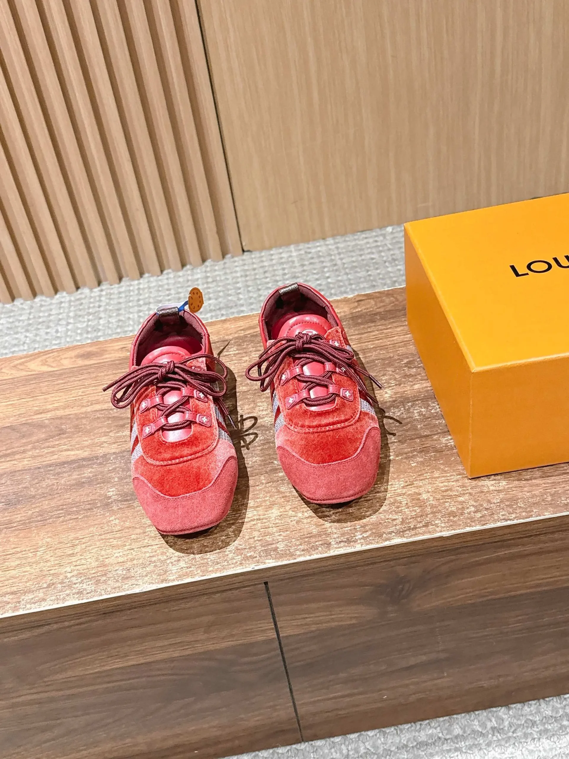 Purchasing grade 350 LOUIS VUITTON ☑️ Donkey brand sports shoes nearby