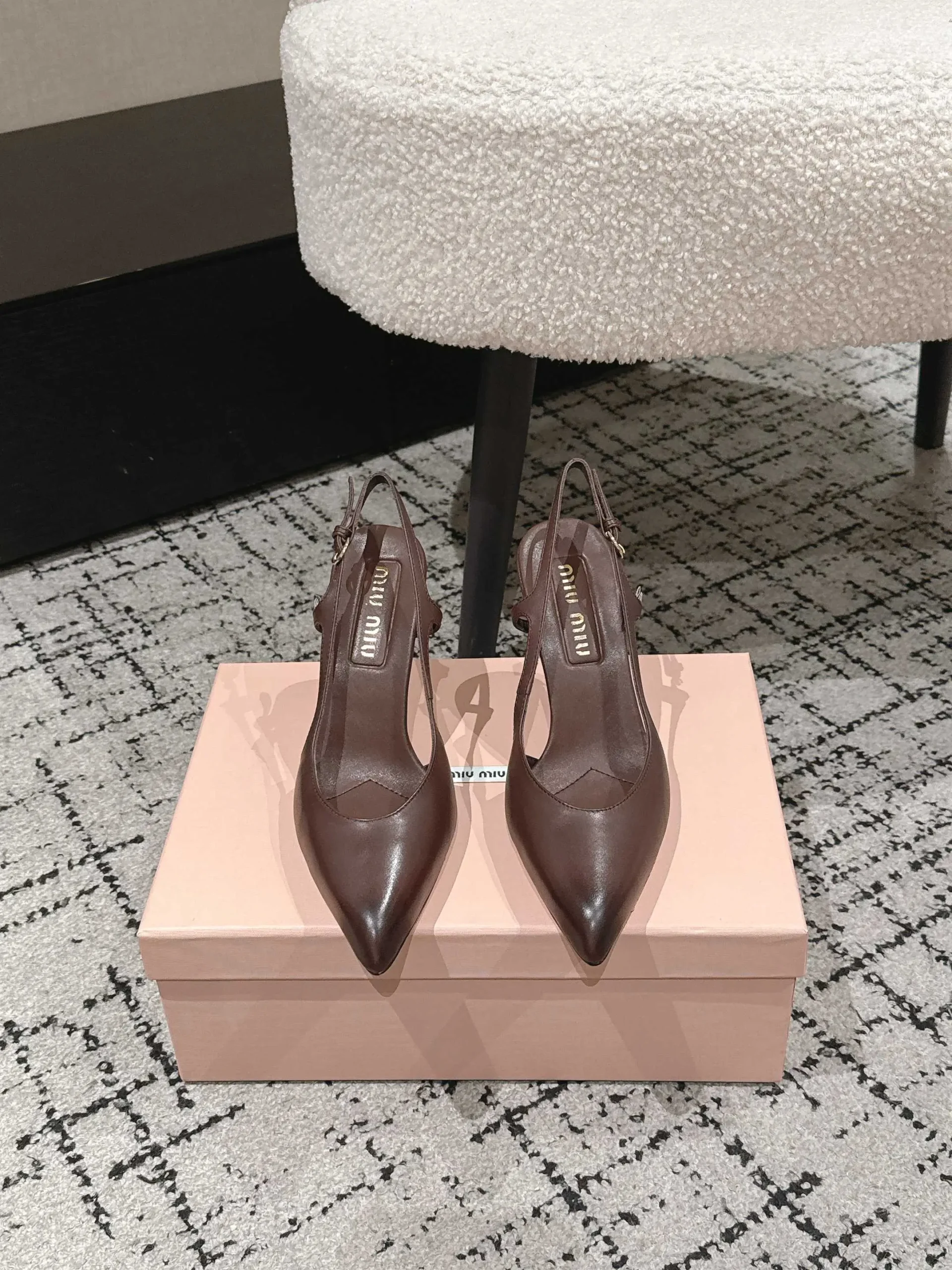300 miu26 Spring New Pointed High Heels Shallow Mouth Single Shoes!
M's high heels are too
