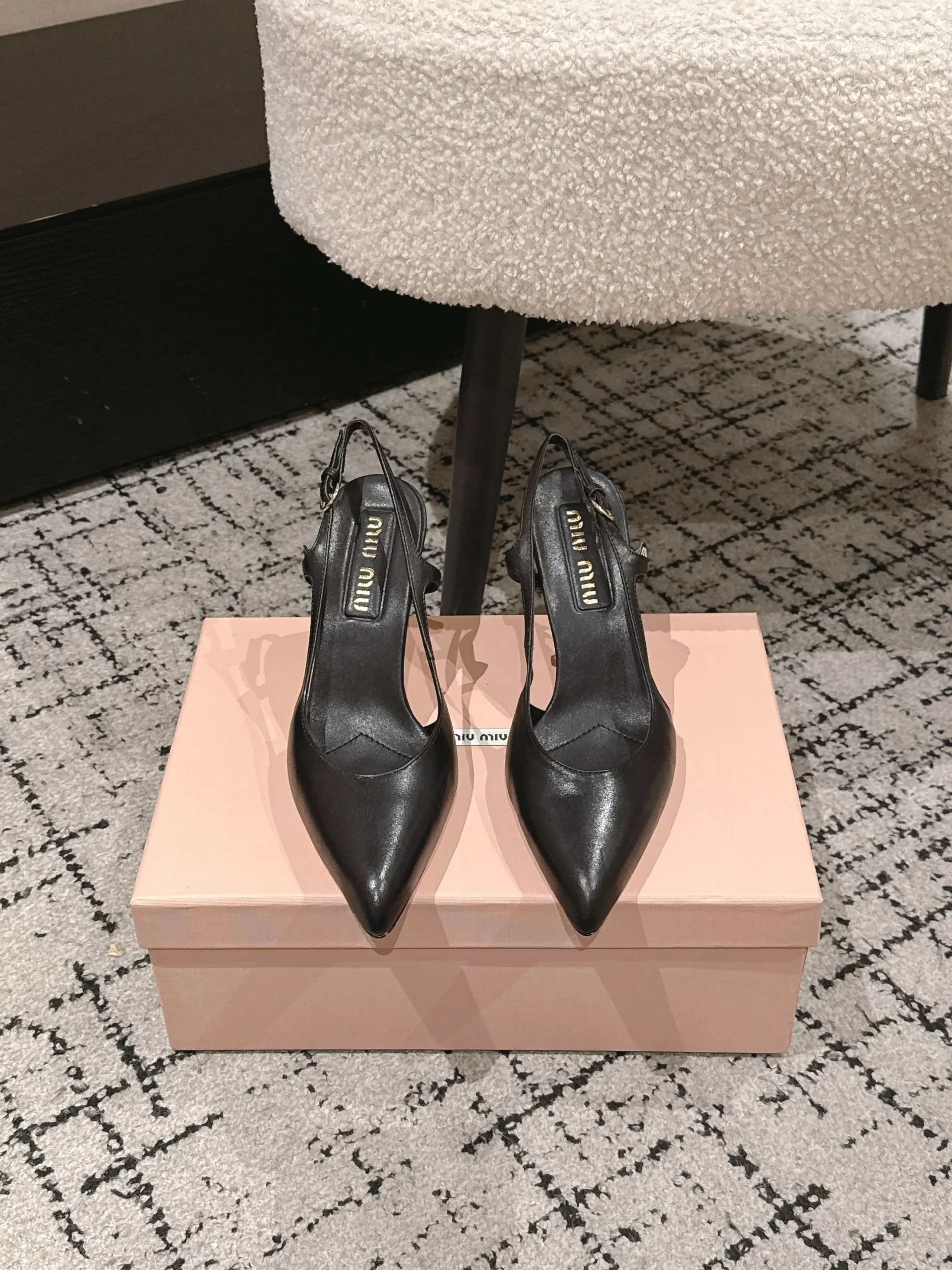 300 miu26 Spring New Pointed High Heels Shallow Mouth Single Shoes!
M's high heels are too