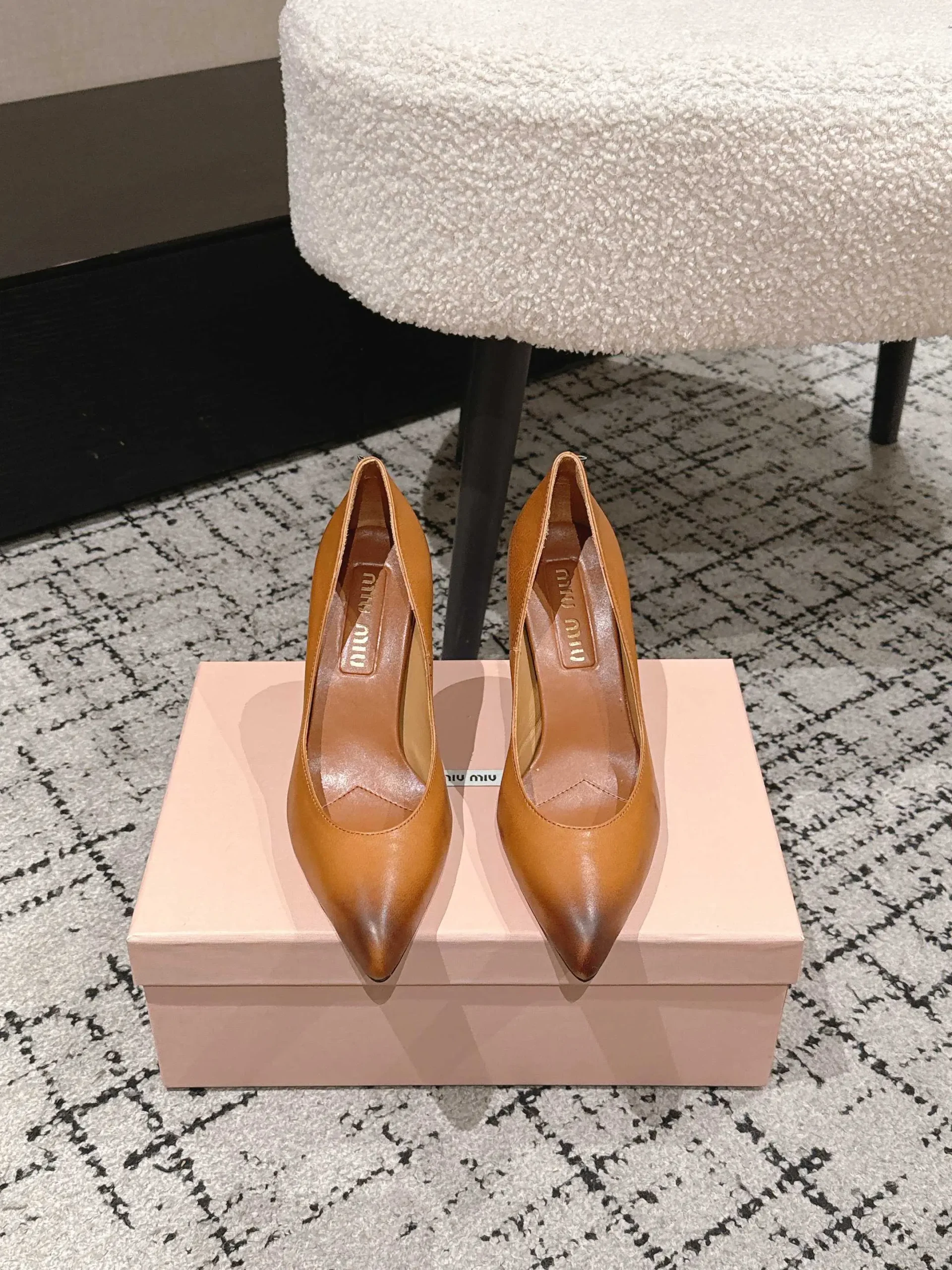 300 miu26 Spring New Pointed High Heels Shallow Mouth Single Shoes!
M's high heels are too