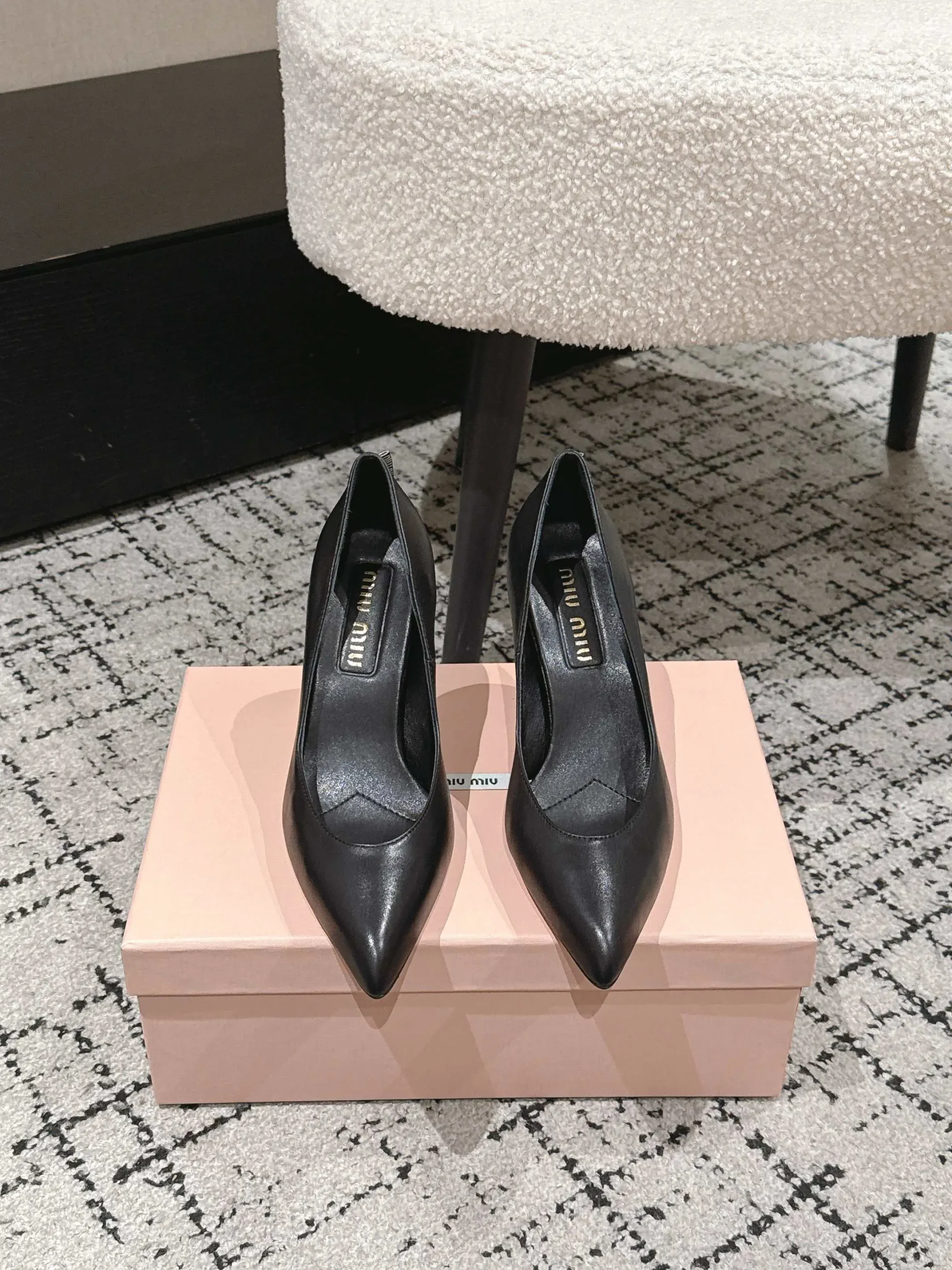 300 miu26 Spring New Pointed High Heels Shallow Mouth Single Shoes!
M's high heels are too