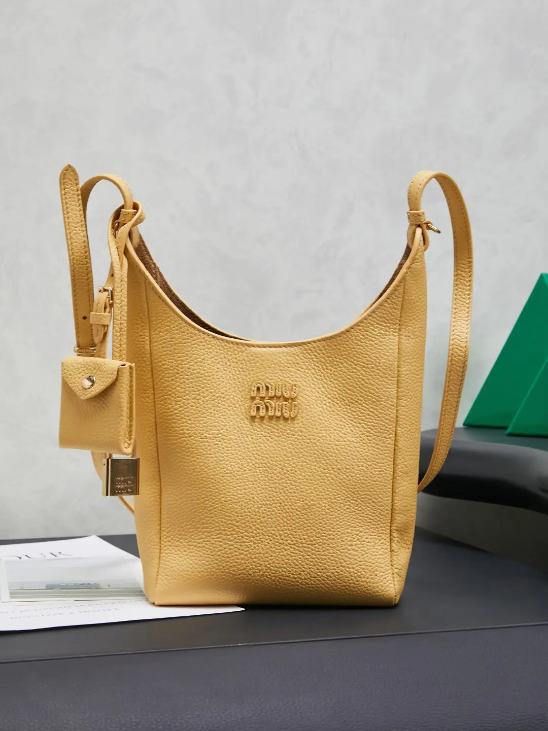 5BE098: Miu's Japanese pop-up tote bag, made of top-quality imported cowhide with a high-quality leather surface