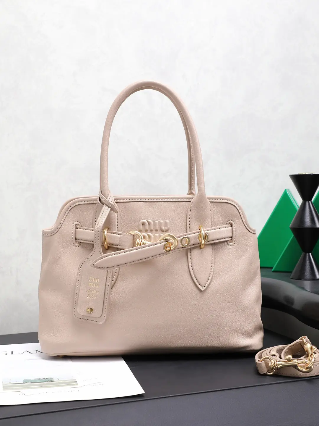 5BA292
Aventure bags showcase the charm of simplicity and casualness. Reinterpreting the classics