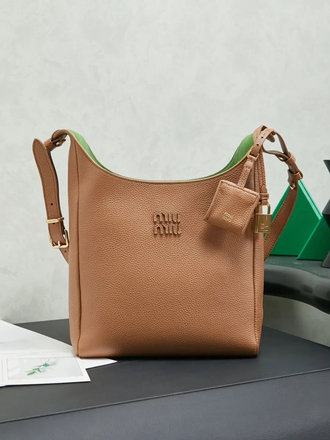 5BE098: Miu's Japanese pop-up tote bag, made of top-quality imported cowhide with a high-quality leather surface