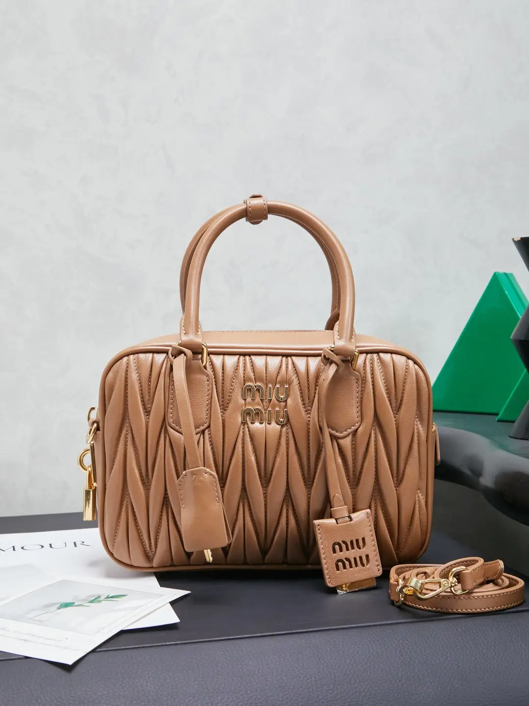 Large caramel
5BB124: MiuMiu's new product too pretty bowling ball