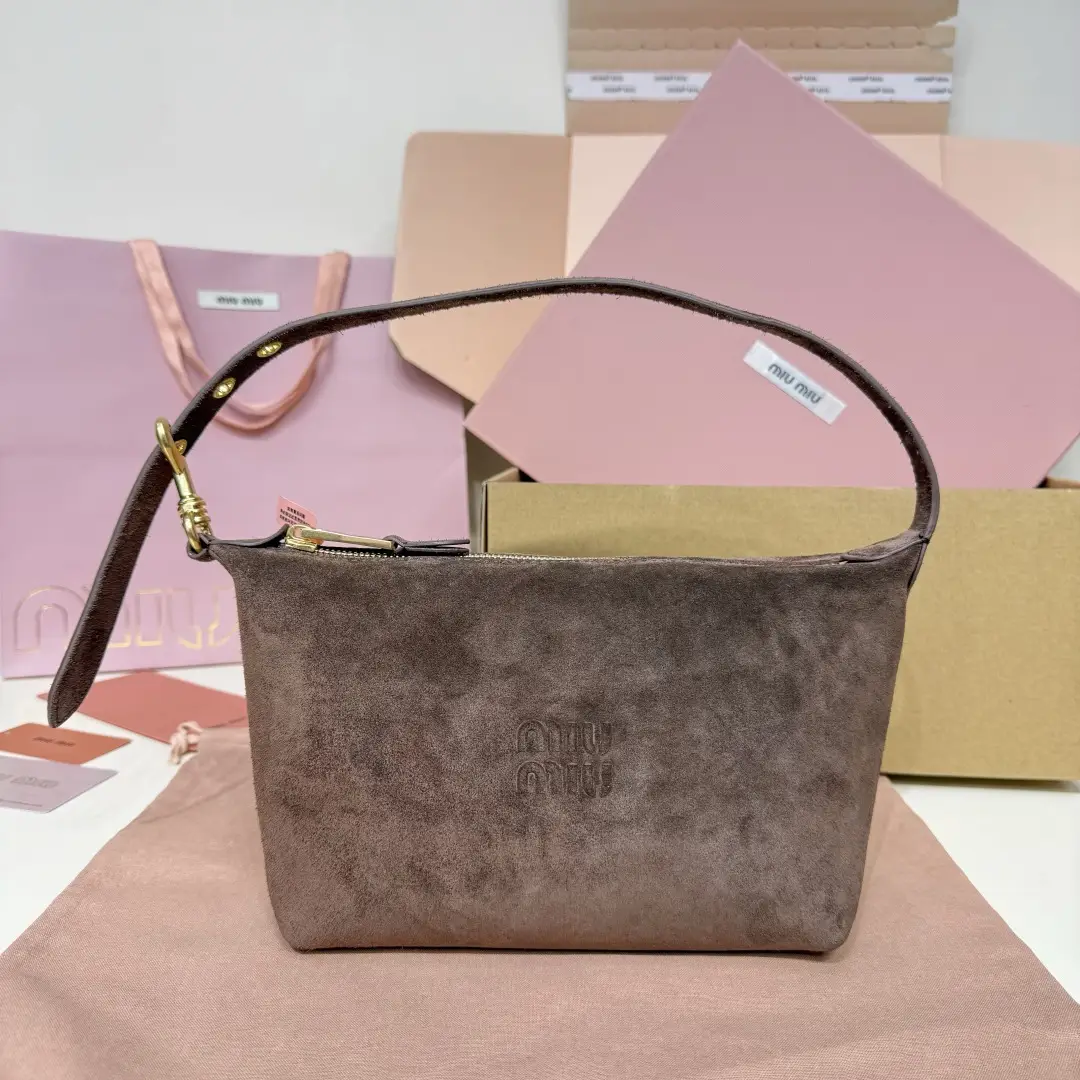 5NE841， New lunch box bag, made of popular suede leather, with the iconic Mi logo on the front