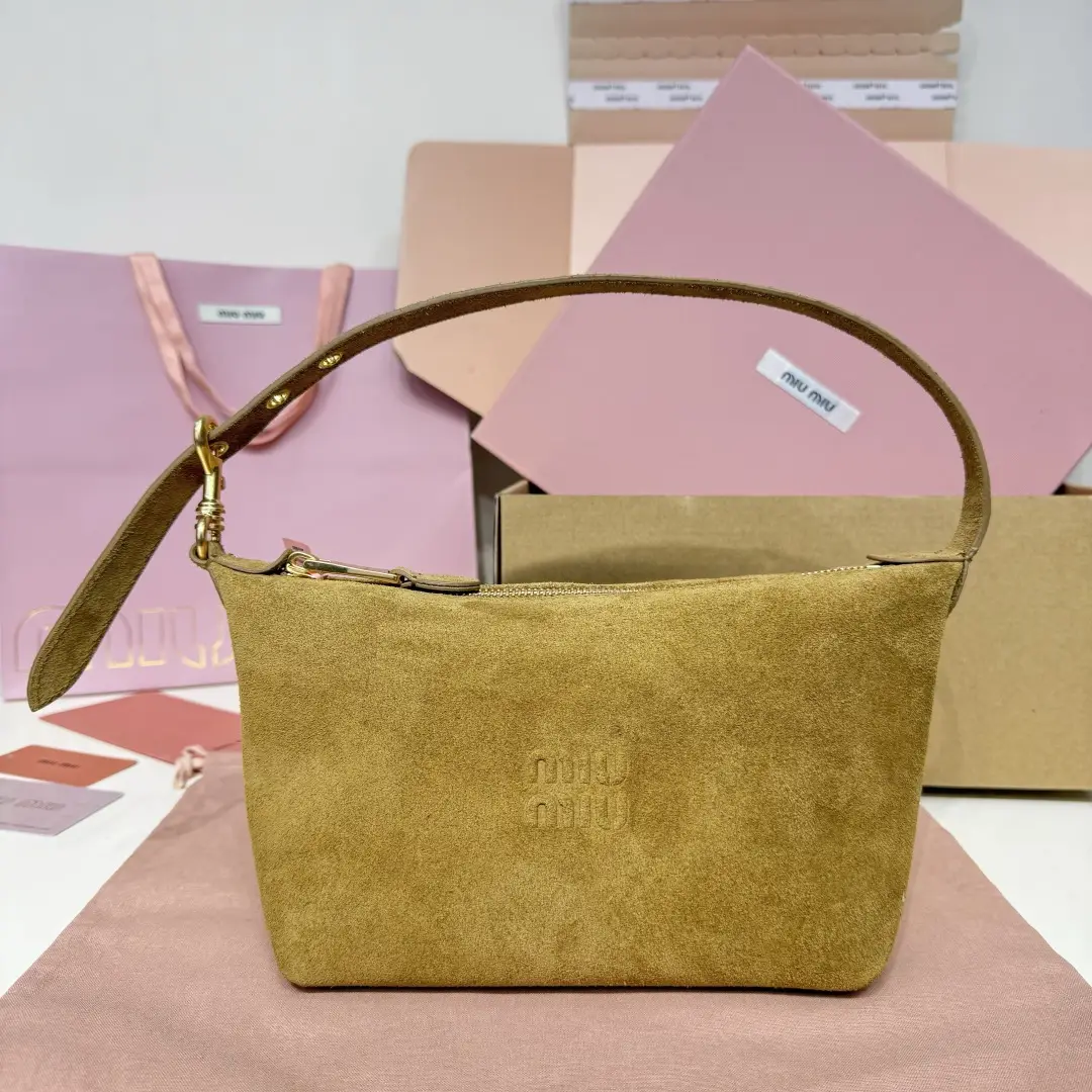 5NE841， New lunch box bag, made of popular suede leather, with the iconic Mi logo on the front