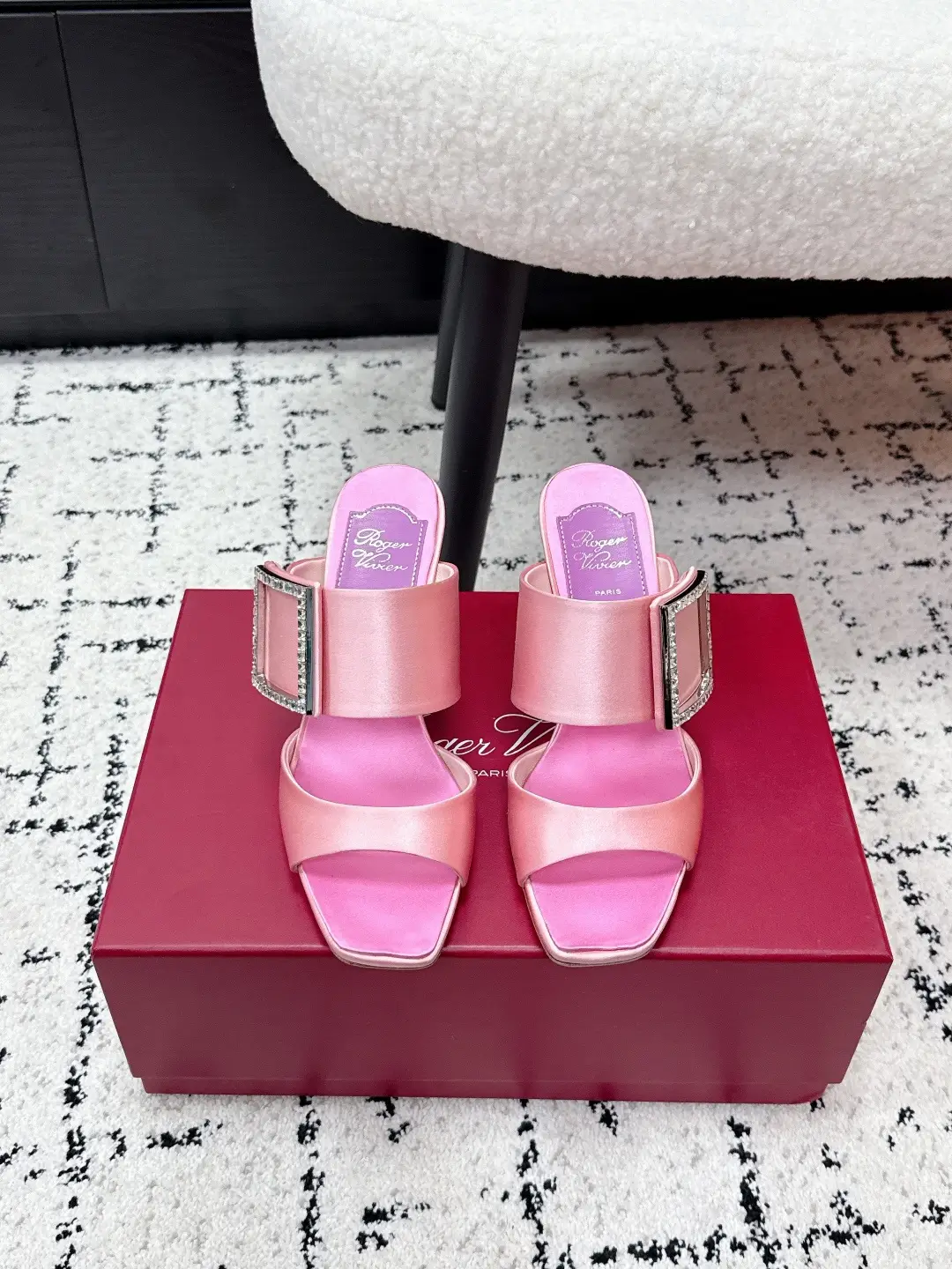 three hundred
Roger Vivier, enduring early spring Tr