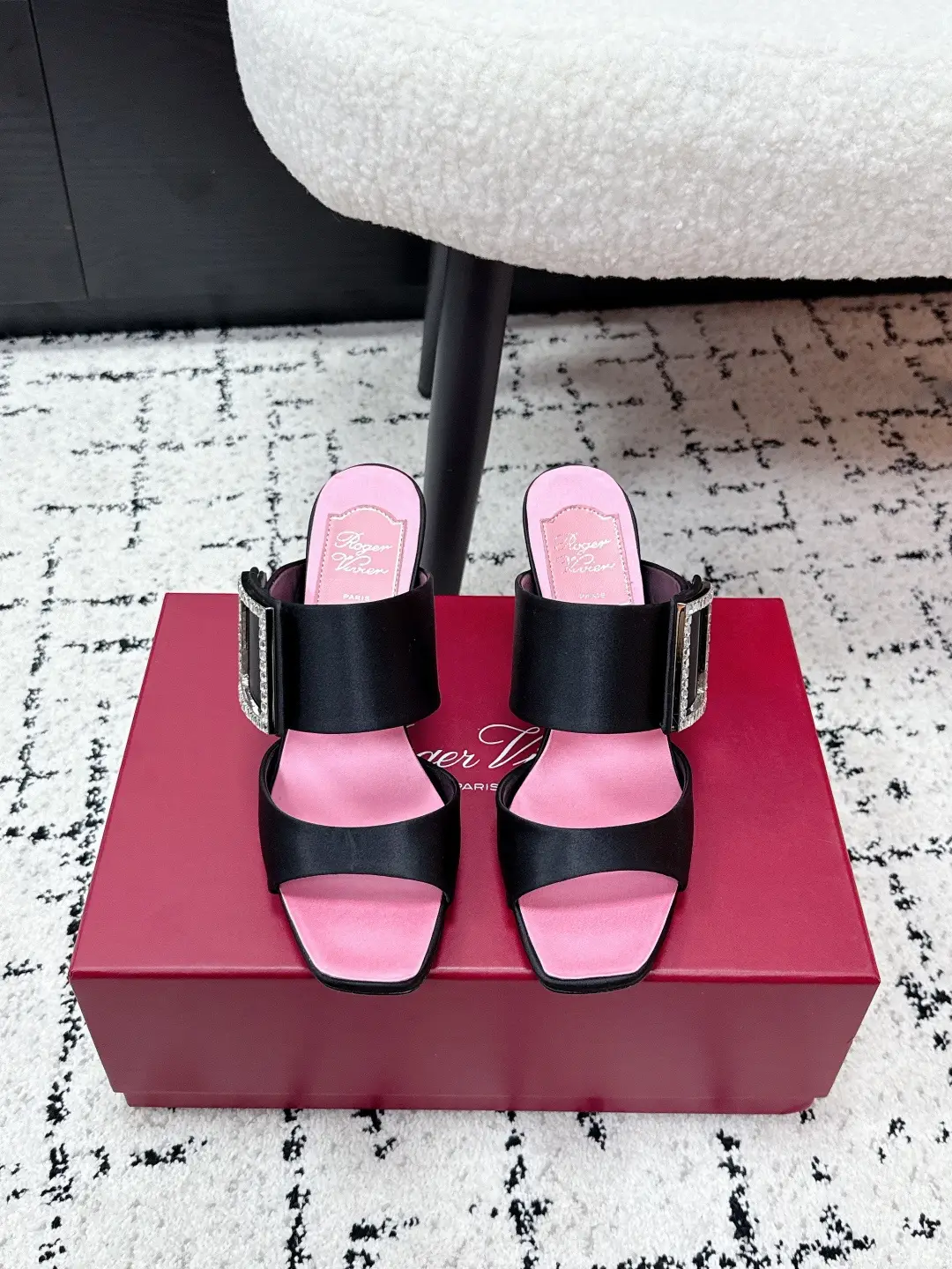 three hundred
Roger Vivier, enduring early spring Tr