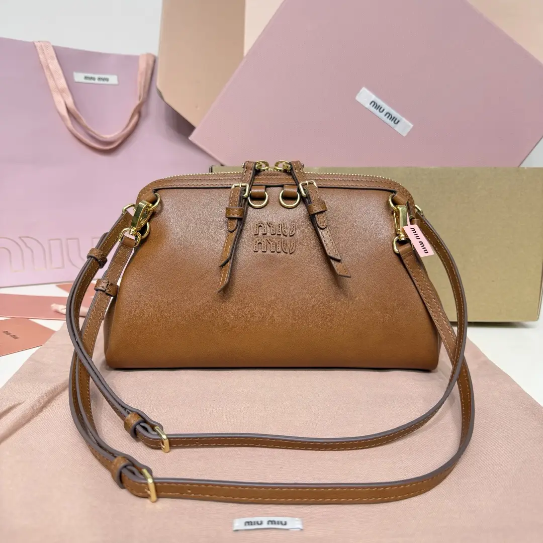 5BF131, Miu's new special style shell backpack, exquisite and delicate glossy calf leather, simple