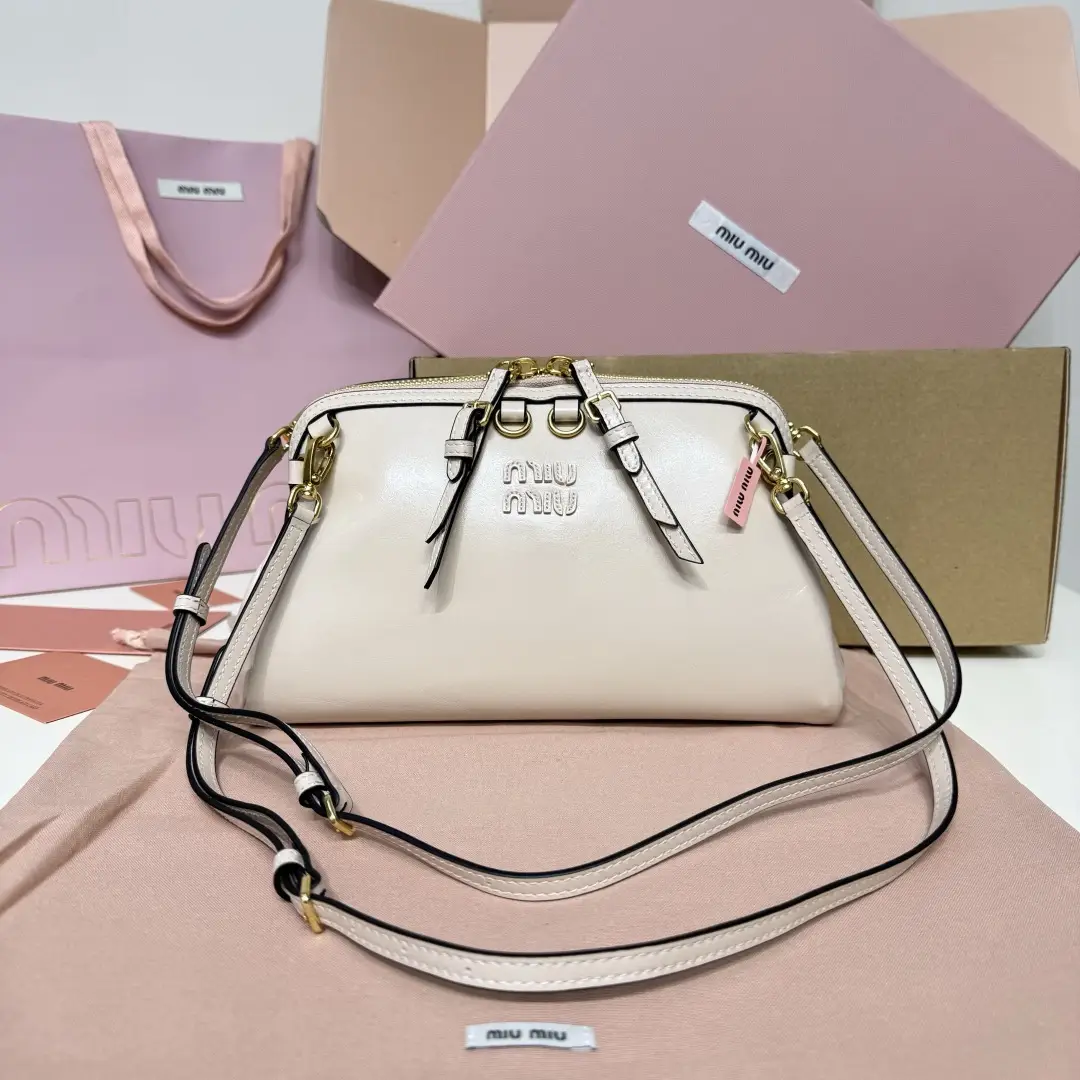 5BF131, Miu's new special style shell backpack, exquisite and delicate glossy calf leather, simple