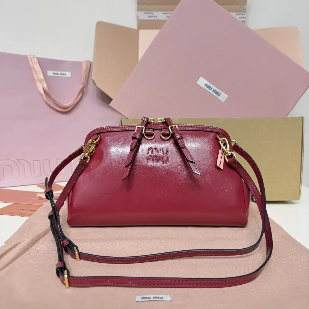 5BF131, Miu's new special style shell backpack, exquisite and delicate glossy calf leather, simple