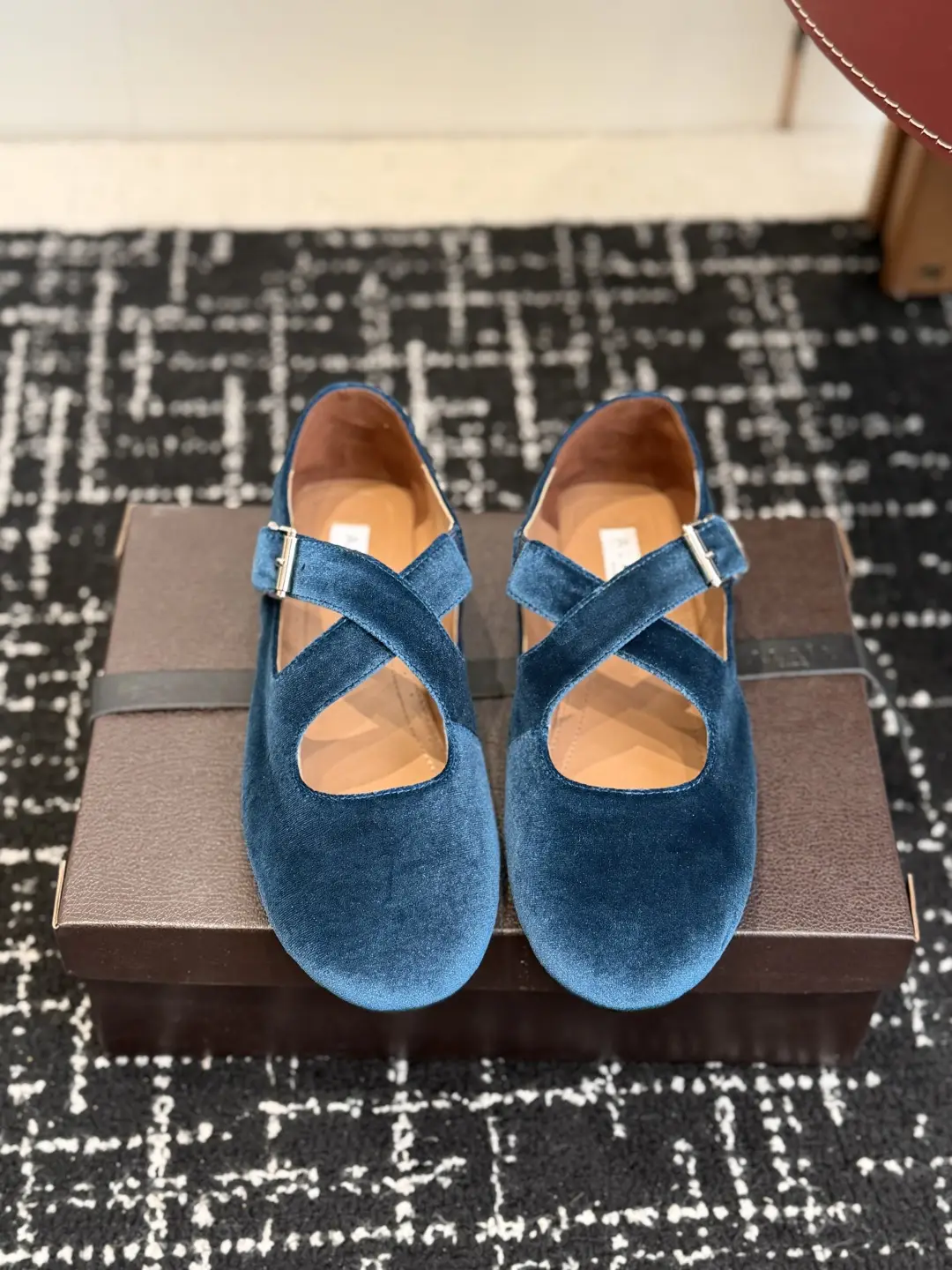 Purchasing grade 300
Alaia autumn/winter fashion show flat bottomed Mary Jane single