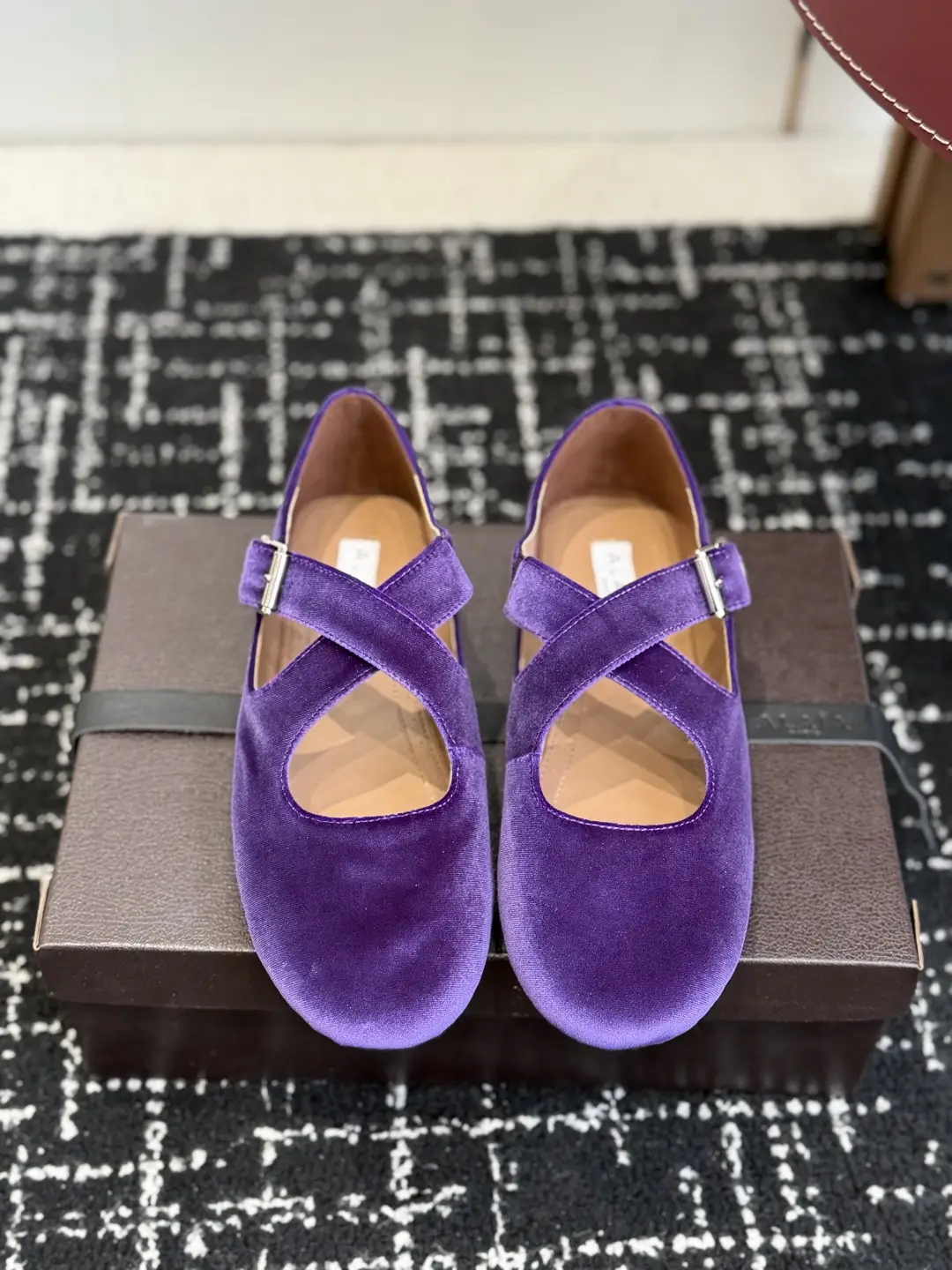 Purchasing grade 300
Alaia autumn/winter fashion show flat bottomed Mary Jane single