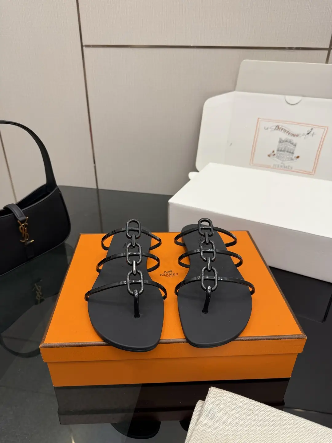 Hermes minimalist and sexy foot essential one-piece molded slippers
Classic pairing with minimalist chain