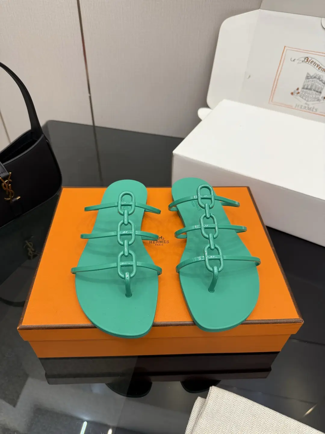 Hermes minimalist and sexy foot essential one-piece molded slippers
Classic pairing with minimalist chain