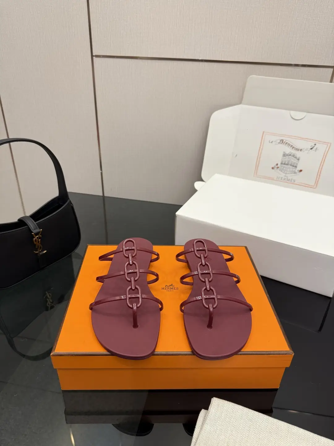 Hermes minimalist and sexy foot essential one-piece molded slippers
Classic pairing with minimalist chain