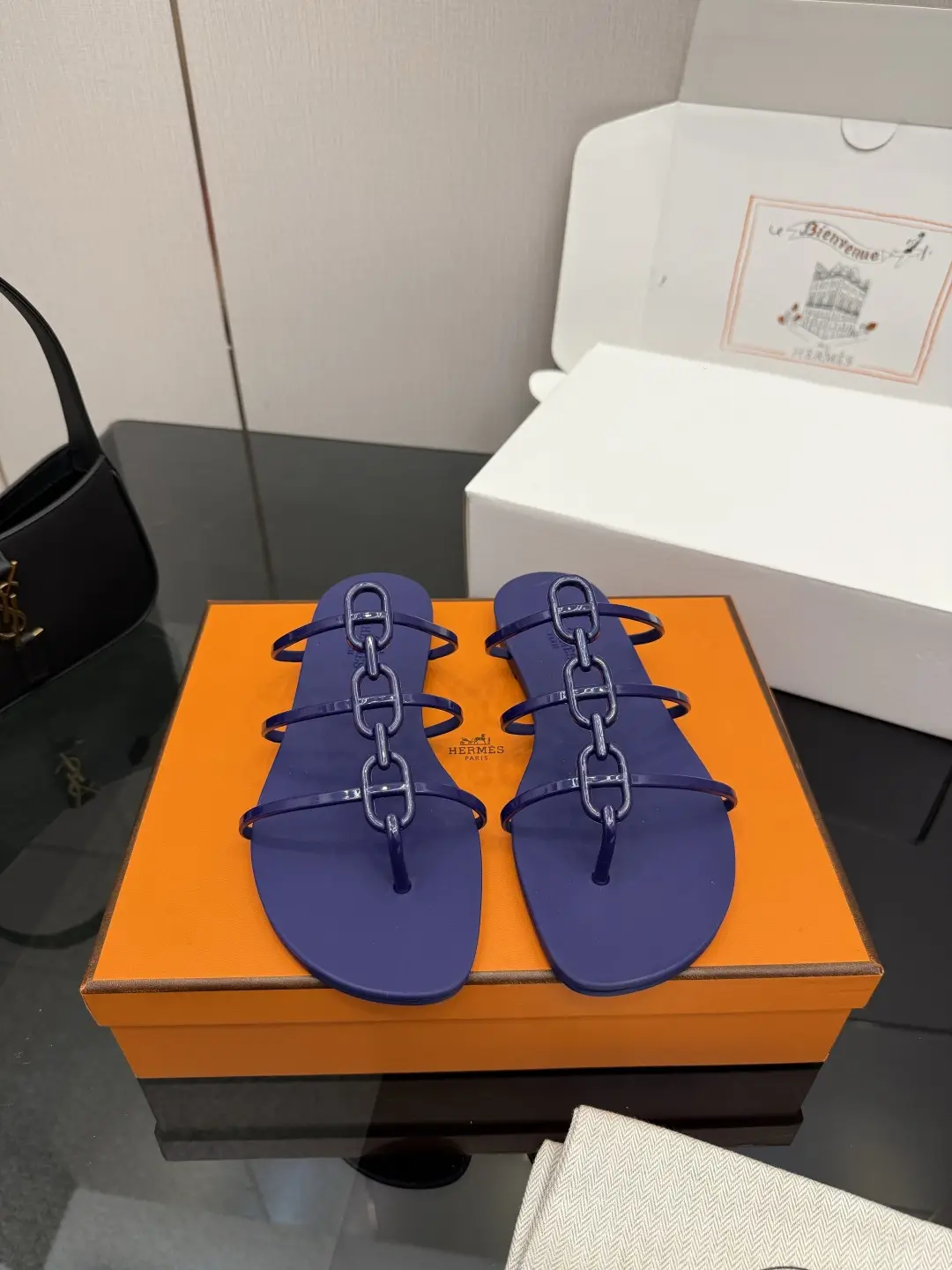 Hermes minimalist and sexy foot essential one-piece molded slippers
Classic pairing with minimalist chain