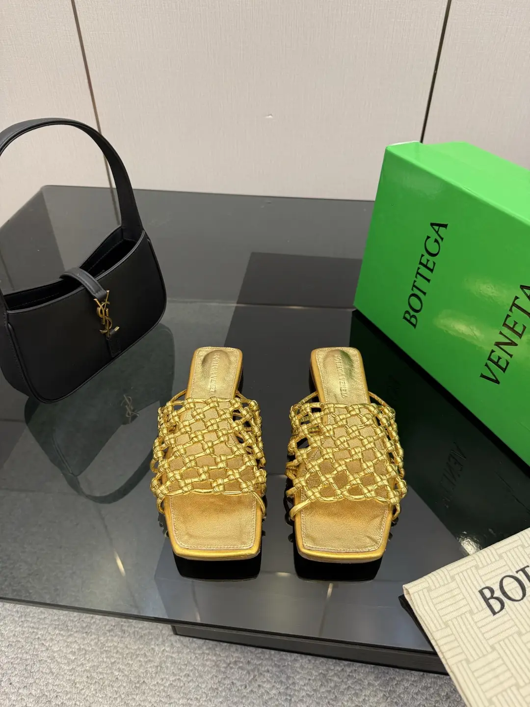 two hundred and eighty
Bottega Venet*
The latest and most classic woven semi-trailer,