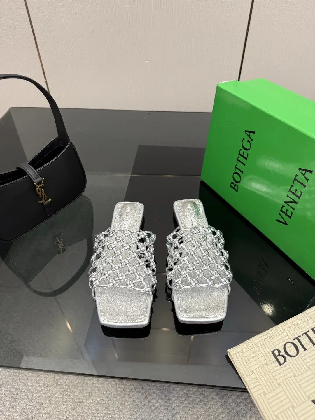 two hundred and eighty
Bottega Venet*
The latest and most classic woven semi-trailer,