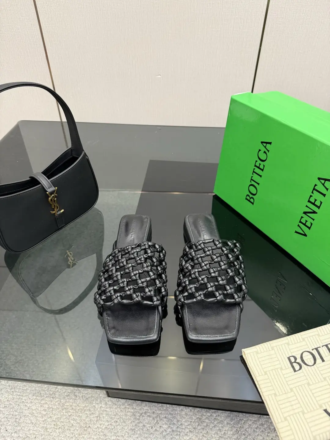 two hundred and eighty
Bottega Venet*
The latest and most classic woven semi-trailer,