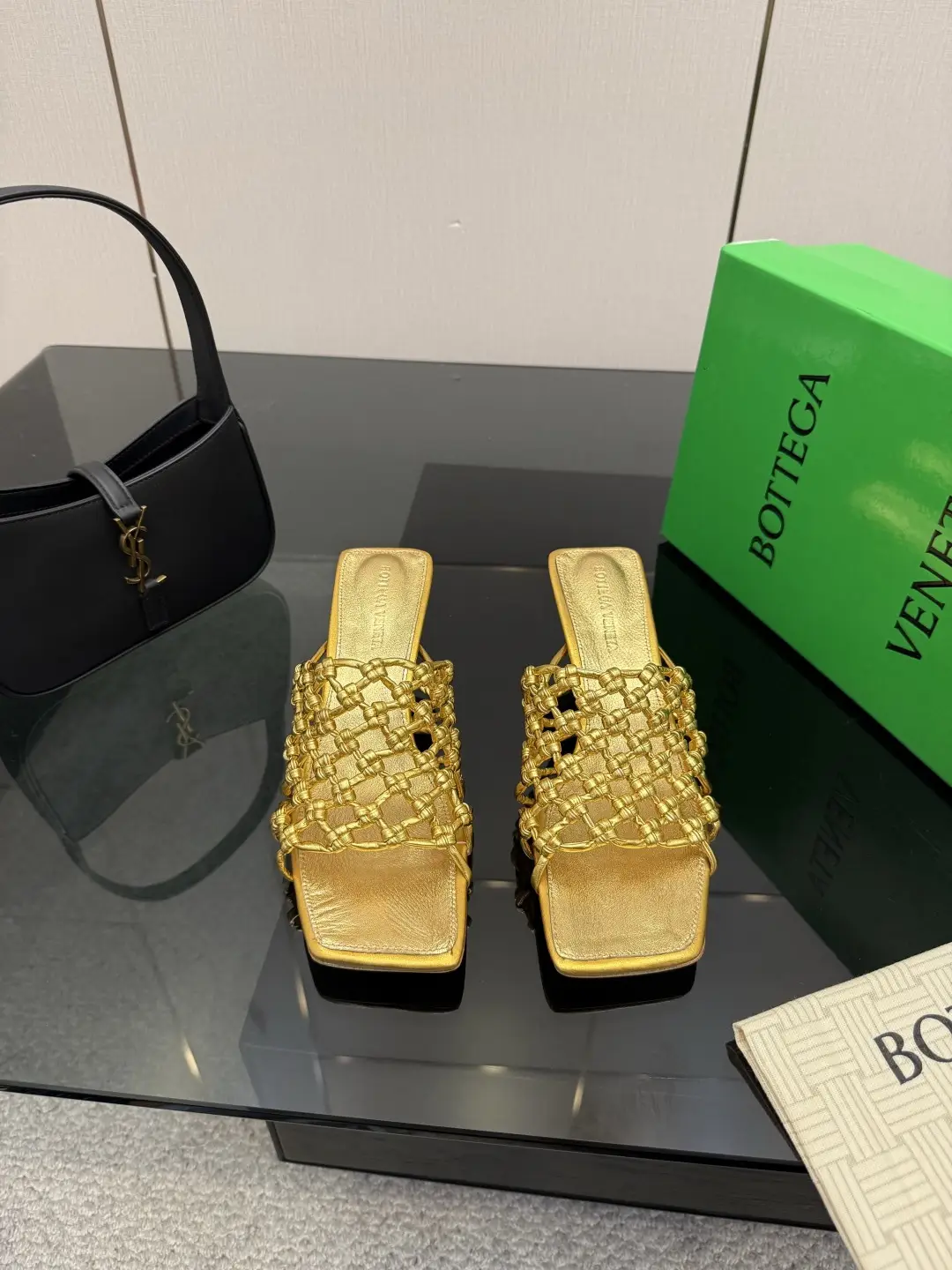 two hundred and eighty
Bottega Venet*
The latest and most classic woven semi-trailer,
