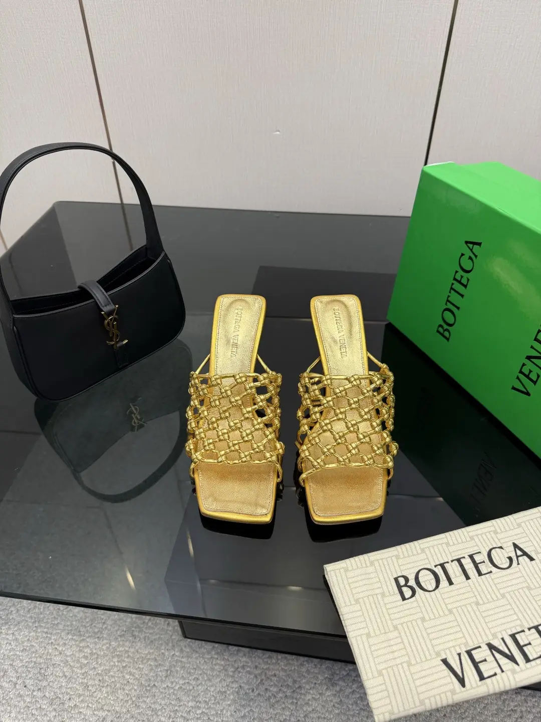 two hundred and eighty
Bottega Venet*
The latest and most classic woven semi-trailer,
