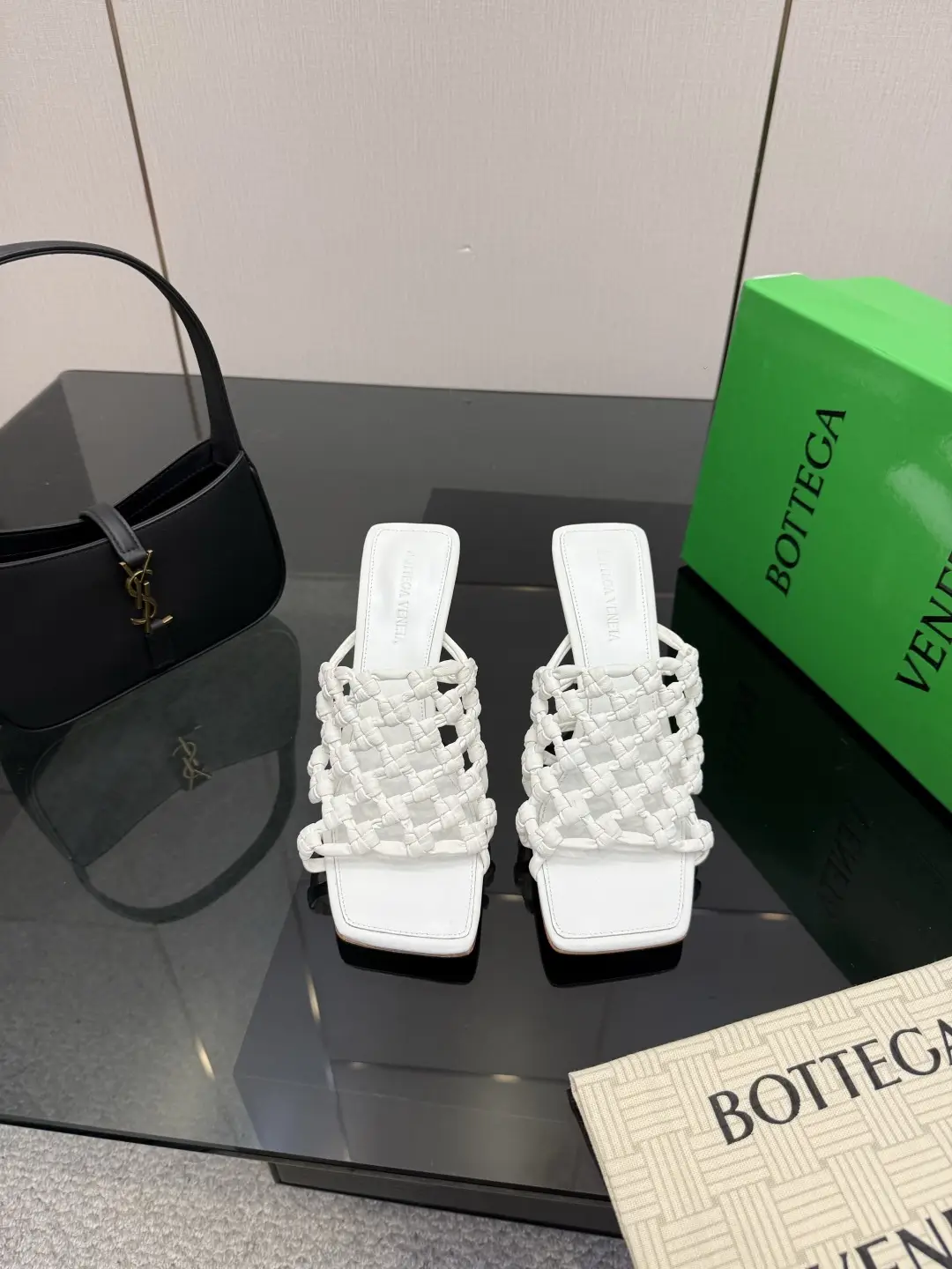 two hundred and eighty
Bottega Venet*
The latest and most classic woven semi-trailer,