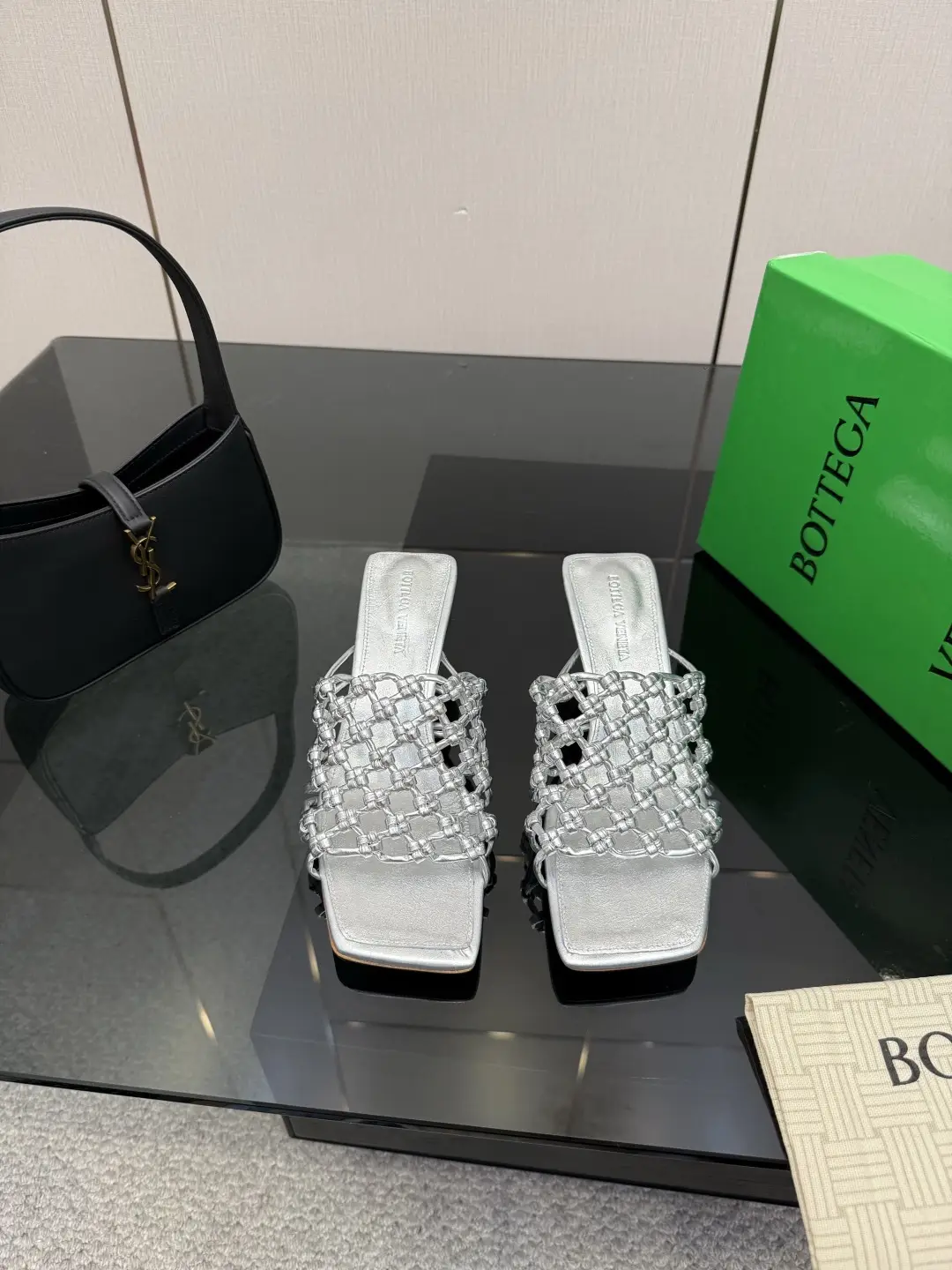 two hundred and eighty
Bottega Venet*
The latest and most classic woven semi-trailer,