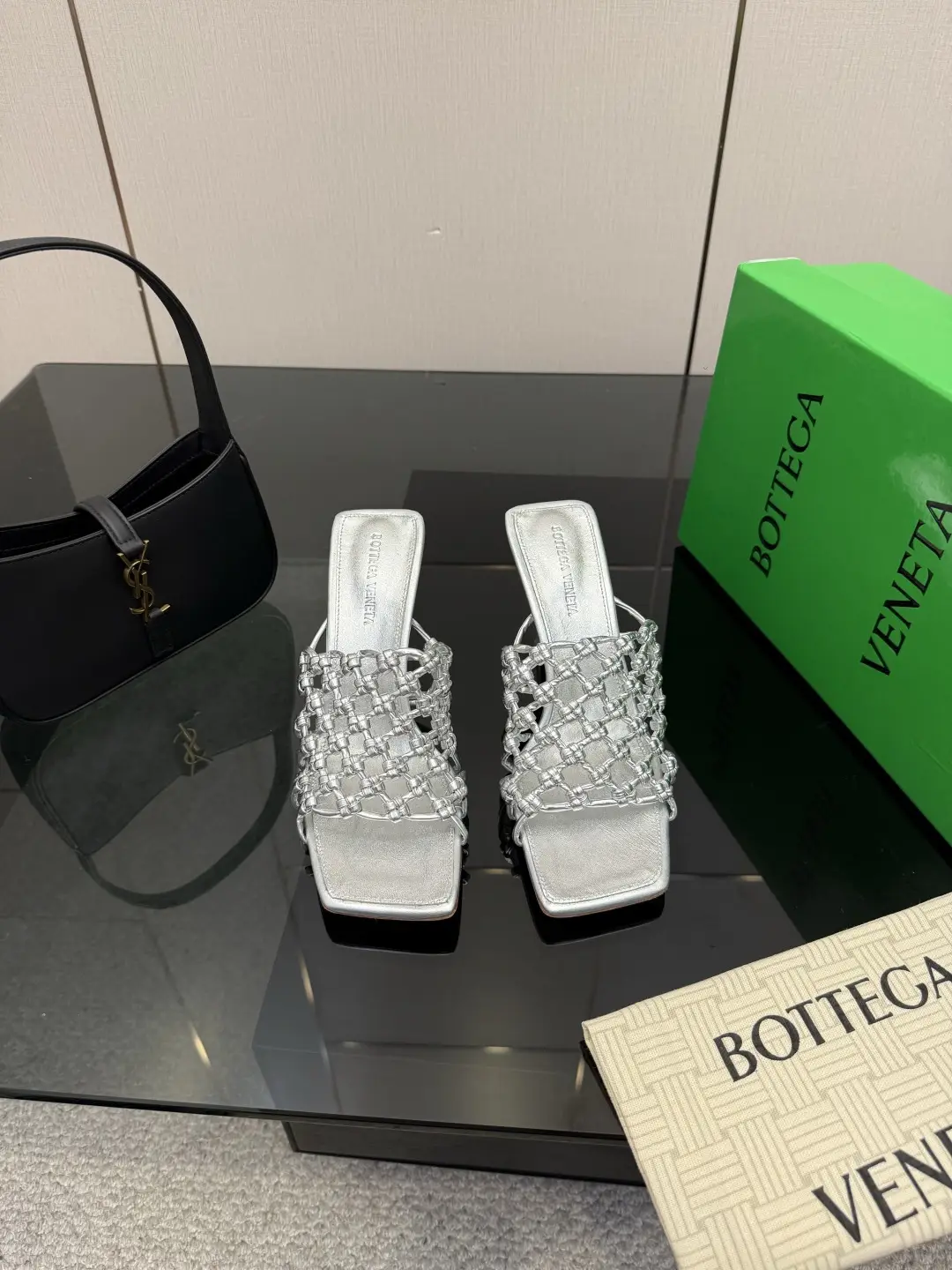two hundred and eighty
Bottega Venet*
The latest and most classic woven semi-trailer,