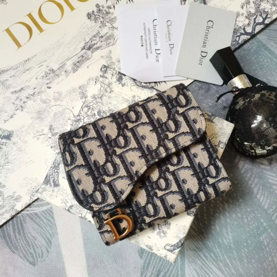 Dior Oblique Printed/Embroidered Pattern Canvas
The front is decorated with letters“