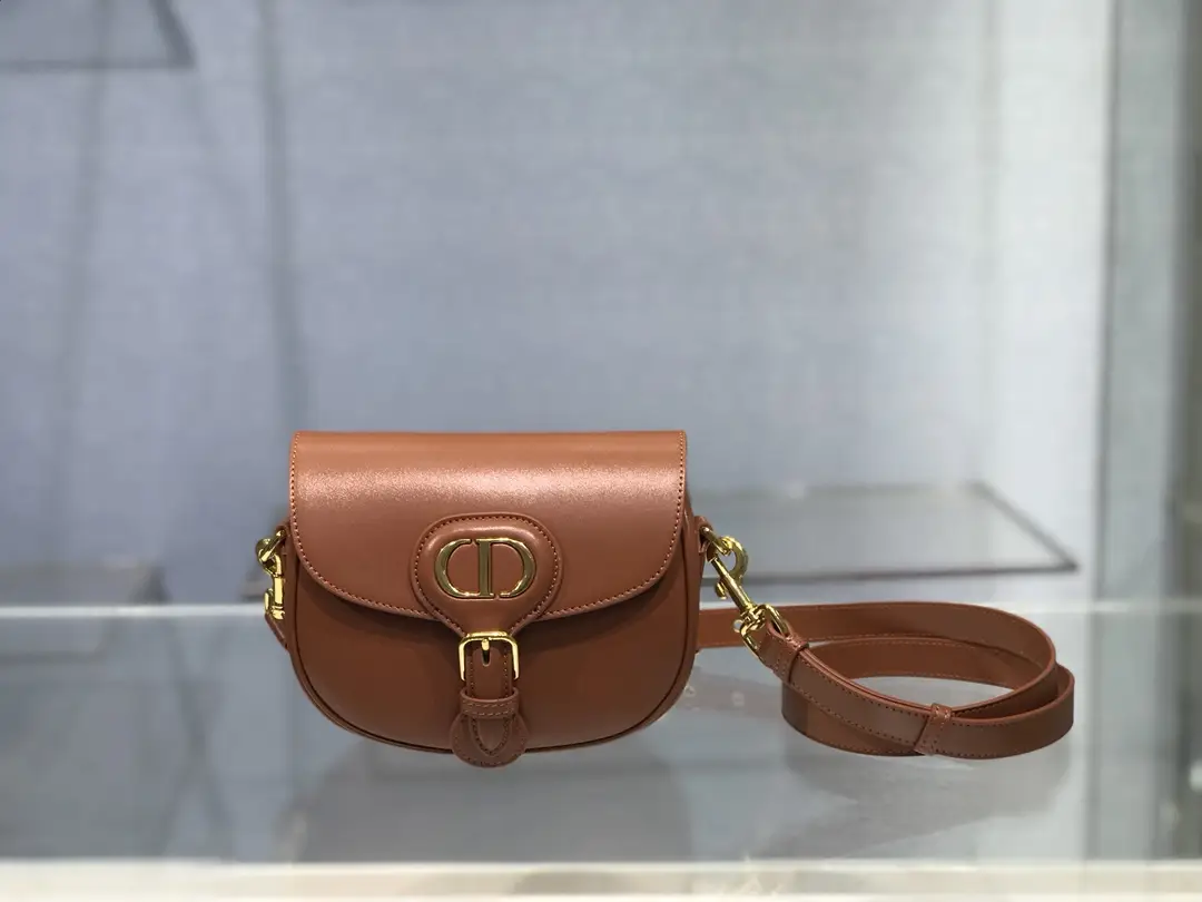 Small DIOR BOBBY handbag
Deep antique bronze glossy cowhide. eighteen