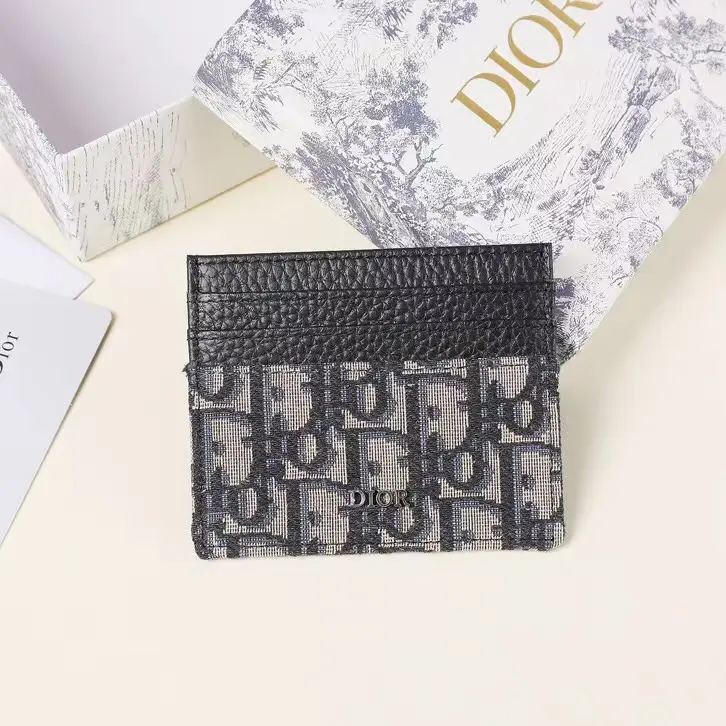 This card clip is practical yet elegant. Featuring beige and black Oblique prints
