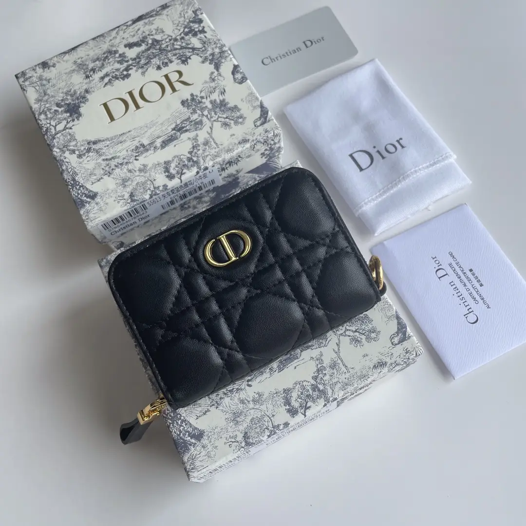 This Dior Caro detachable clip is exquisite and practical. Adopting soft black color