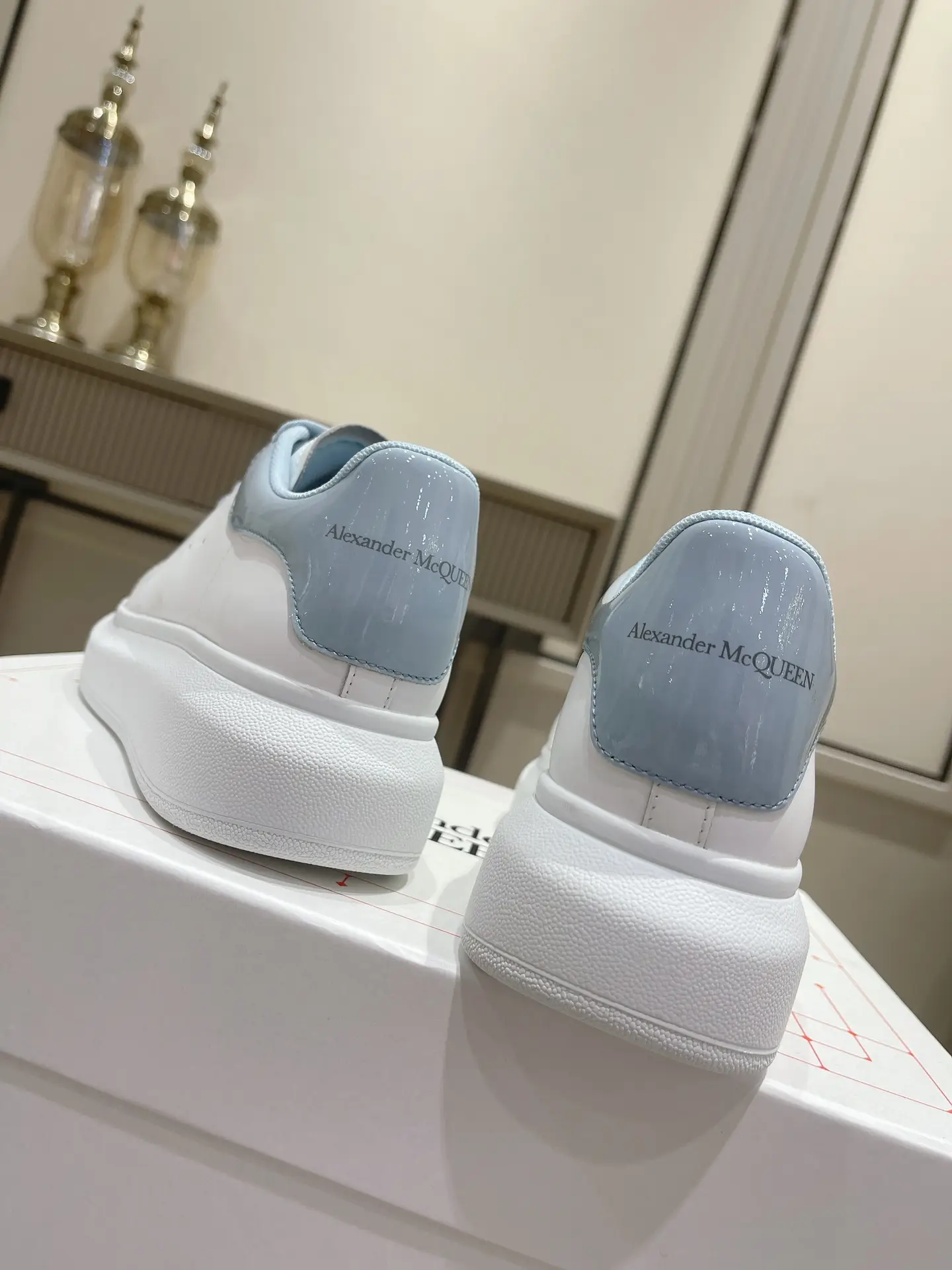 New Counter Style - Spring/Summer Ice Blue Lacquered Leather Style
Yangli: Women's 280 Men's 2