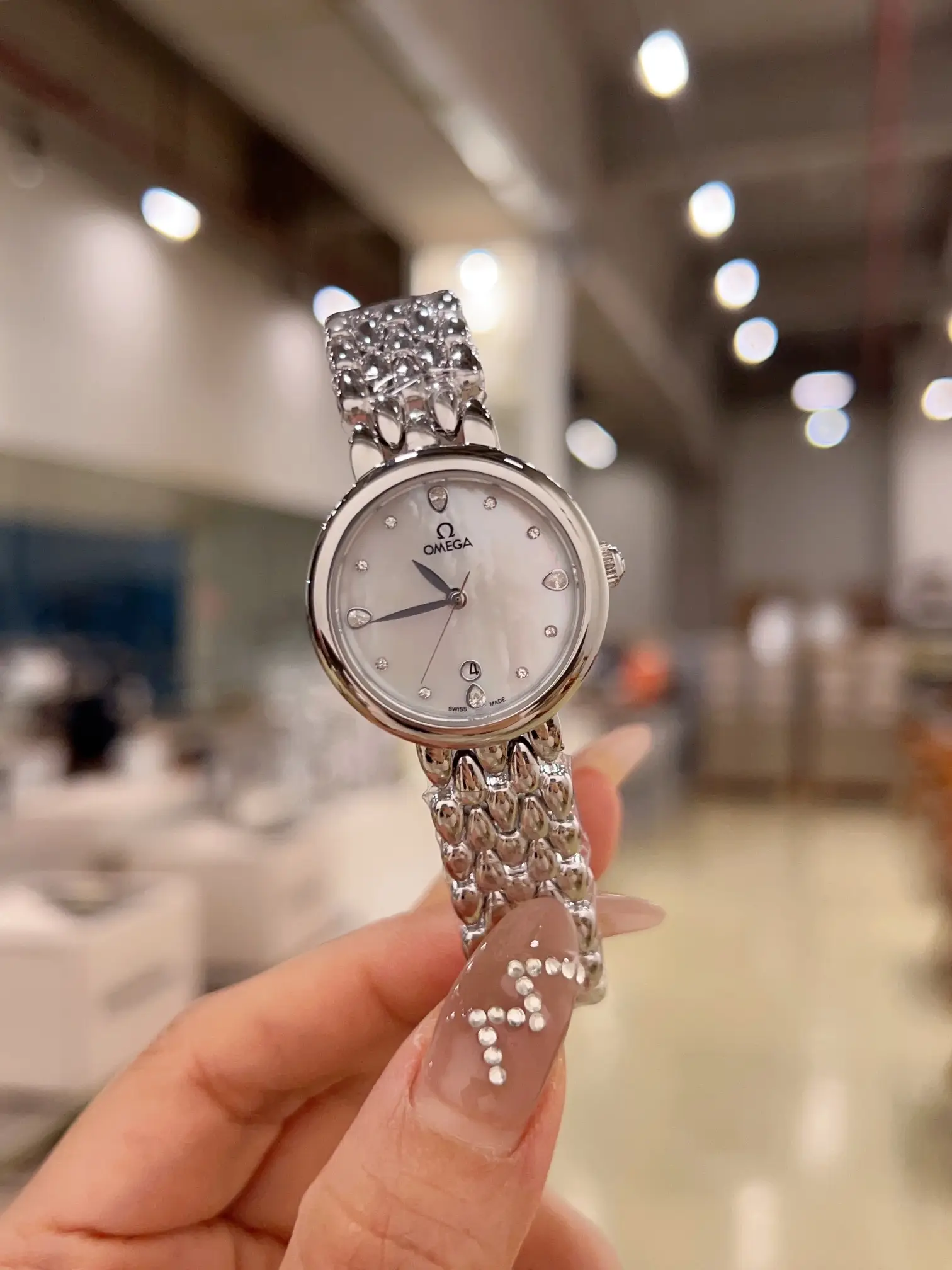 Omega boutique goddess waterdrop series watch. Exquisite and beautiful design, allowing