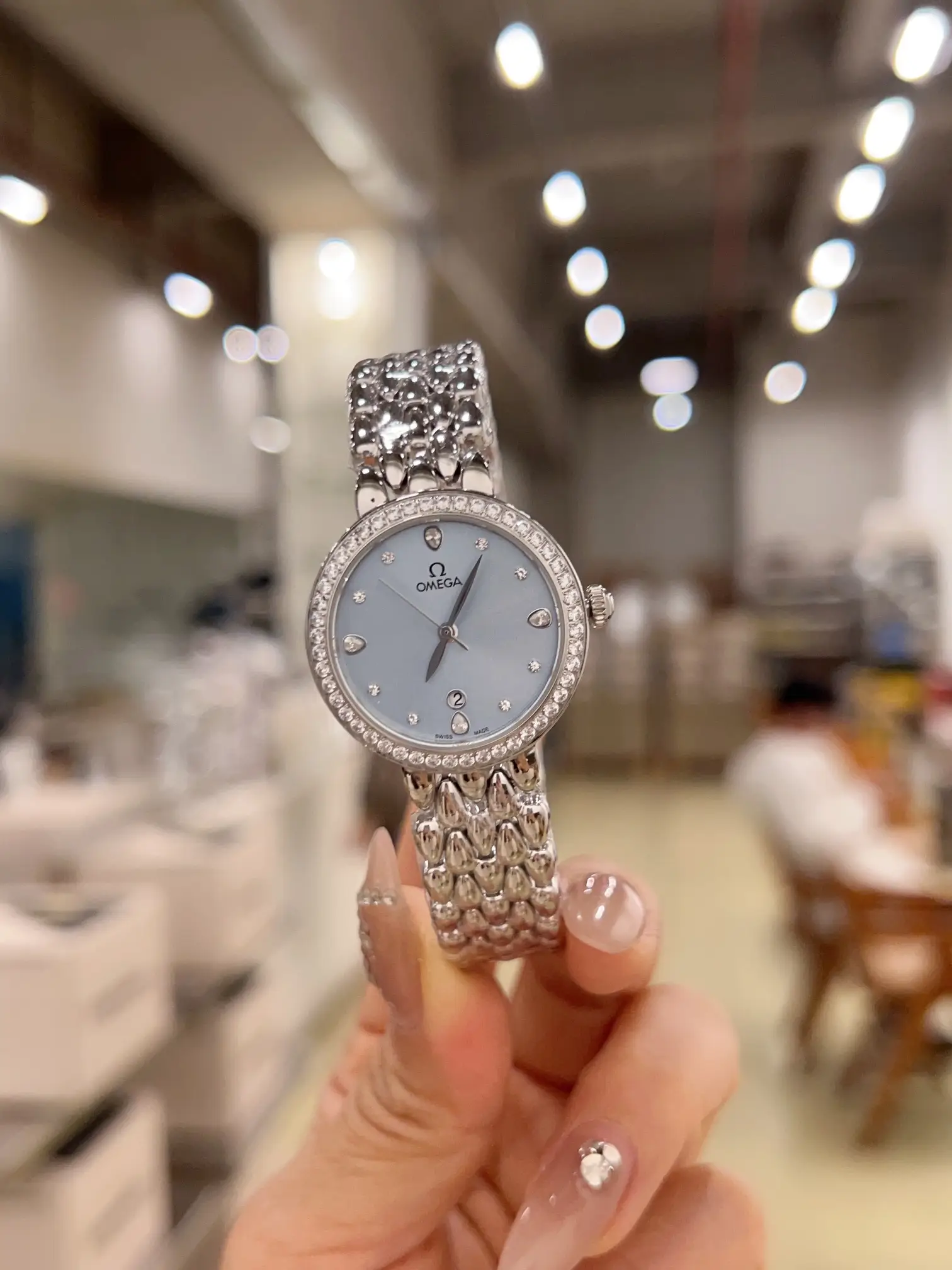 Omega boutique goddess waterdrop series watch. Exquisite and beautiful design, allowing